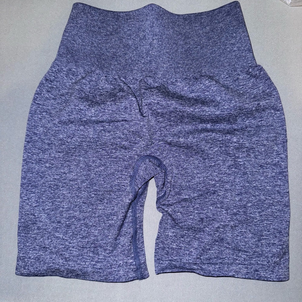 NVGTN SHORTS
•Scrunch butt
•size small
•purple color